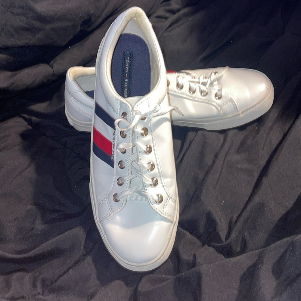 Tommy Hilfiger white women’s sneakers size 7 1/2